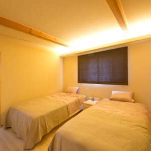 間接照明がリラックス空間を演出します。ベッドも世界で最も分厚いと言われている高級感あるオリジナルベッドです。