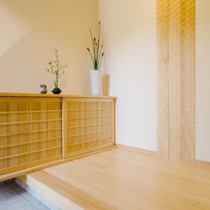 玄関の床材には竹を採用。下足入れや柱など造作部のしつらえにも品格が漂います。