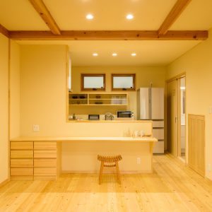 対面キッチンは、カウンターをつけてちょっとした家事スペースやスタディスペースとして使用できます。