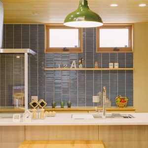 キッチンの壁面は名古屋モザイクタイルのブルーのタイルを。ディスプレイが映える楽しいスペース。