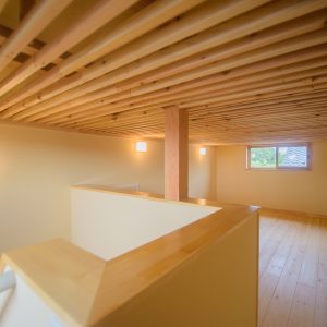 小屋裏に広がる大空間。格子状の天井はデザイン的要素もありながら、屋根裏に湿気や熱がこもるのを防ぐ効果があります。