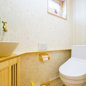 トイレは1面のみアクセントクロスを取り入れて。ゴールドの水栓がアクセントクロスの可愛らしさを一層引き立ててくれています。