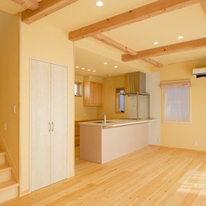無垢の床と梁はホワイトに塗装をかけ、家の中は明るくなるようにしました。<br />
キッチンは作業がしやすい広々としたキッチンを採用されています。<br />
こちらのキッチンは扉の部分や底が汚れてもサッと拭き取るだけで汚れが取れる優れたキッチンです。<br />
<br />
